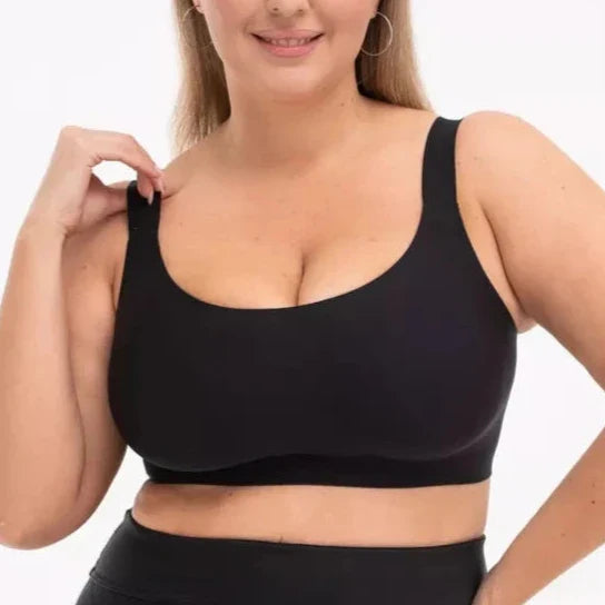 Mulher vestindo um sutiã premium preto Cygnuss com alças largas, oferecendo conforto, suporte e modelagem sem costuras para um ajuste perfeito.