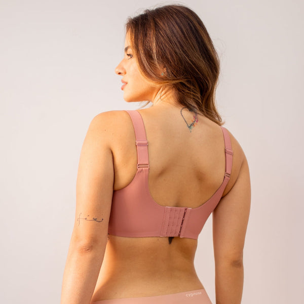 Sutiã rosa com fecho ajustável nas costas, desenvolvido para oferecer conforto premium e sustentação no dia a dia. Design sem costuras que não marca sob a roupa, ideal para garantir segurança e liberdade com leveza.