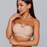 Modelo usando sutiã tomara que caia bege da Cygnuss com detalhe em tule no centro, olhando para o lado com pose elegante e acabamento sem costura.