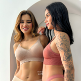 Duas mulheres usando o Sutiã Trend Curves Cygnuss x Lupo, uma na cor bege e a outra na cor terracota, sorrindo e interagindo em um ambiente claro, destacando o caimento natural, conforto e estilo da peça.

