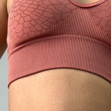 Close-up da base do Sutiã Trend Curves Cygnuss x Lupo na cor terracota, destacando a textura em relevo, o tecido canelado na parte inferior e o acabamento sem costuras para maior conforto.

