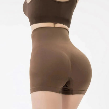 Vista traseira do short modelador marrom Cygnuss, com cintura alta, tecido sem costura e compressão que valoriza o bumbum com conforto.